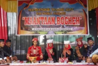 Tradisi Mauluan Bogheh di Kanagarian Aua Kuniang yang berlangsung di halaman Balai Adat Nagari Aua Kuniang, Minggu (2/8/2026). (Foto: MC Payakumbuh)