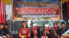 Tradisi Mauluan Bogheh di Kanagarian Aua Kuniang yang berlangsung di halaman Balai Adat Nagari Aua Kuniang, Minggu (2/8/2026). (Foto: MC Payakumbuh)