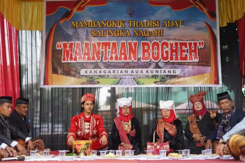 Tradisi Mauluan Bogheh di Kanagarian Aua Kuniang yang berlangsung di halaman Balai Adat Nagari Aua Kuniang, Minggu (2/8/2026). (Foto: MC Payakumbuh)