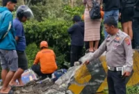Petugas Satlantas Polres Padang Panjang melakukan olah TKP di lokasi kejadian, Jumat (21/8/2026). (Foto: Dok. Satlantas Polres Padang Panjang)