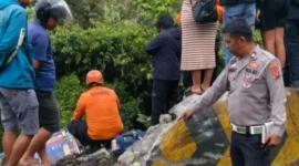 Petugas Satlantas Polres Padang Panjang melakukan olah TKP di lokasi kejadian, Jumat (21/8/2026). (Foto: Dok. Satlantas Polres Padang Panjang)