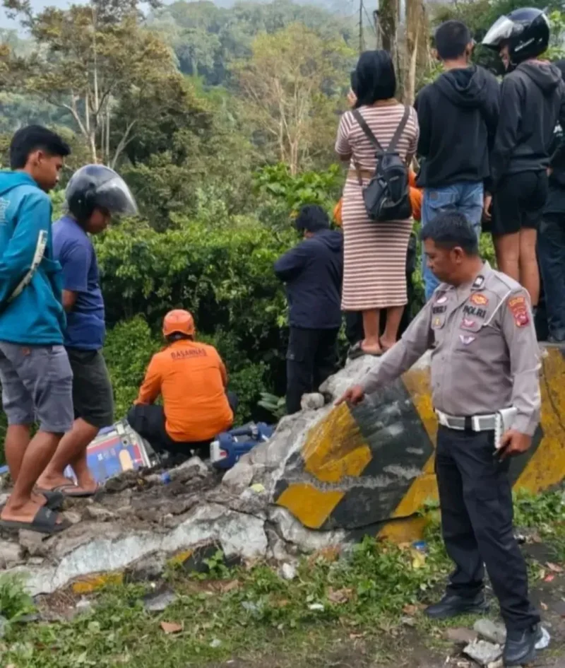 Petugas Satlantas Polres Padang Panjang melakukan olah TKP di lokasi kejadian, Jumat (21/8/2026). (Foto: Dok. Satlantas Polres Padang Panjang)