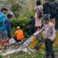 Petugas Satlantas Polres Padang Panjang melakukan olah TKP di lokasi kejadian, Jumat (21/8/2026). (Foto: Dok. Satlantas Polres Padang Panjang)