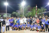 Wali Kota Padang Fadly Amran membuka Turnamen Bola Voli Wali Kota Padang Cup di Lapangan Bola Voli Batuang, Kecamatan Bungus Teluk Kabung, Sabtu (1/8/2026). (Foto: Pemko Padang)