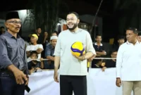 Wali Kota Padang, Fadly Amran membuka Turnamen Bola Voli Wali Kota Padang Cup 2026 di Lapangan Bola Voli Batuang, Kecamatan Bungtekab, Sabtu (1/8/2026). (Foto: Pemko Padang)
