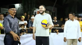 Wali Kota Padang, Fadly Amran membuka Turnamen Bola Voli Wali Kota Padang Cup 2026 di Lapangan Bola Voli Batuang, Kecamatan Bungtekab, Sabtu (1/8/2026). (Foto: Pemko Padang)