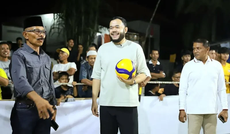 Wali Kota Padang, Fadly Amran membuka Turnamen Bola Voli Wali Kota Padang Cup 2026 di Lapangan Bola Voli Batuang, Kecamatan Bungtekab, Sabtu (1/8/2026). (Foto: Pemko Padang)