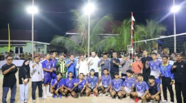 Wali Kota Padang Fadly Amran membuka Turnamen Bola Voli Wali Kota Padang Cup di Lapangan Bola Voli Batuang, Kecamatan Bungus Teluk Kabung, Sabtu (1/8/2026). (Foto: Pemko Padang)
