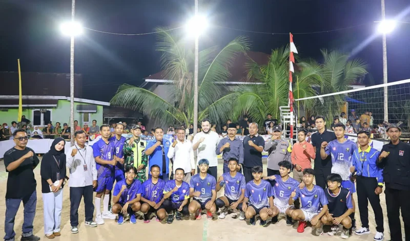 Wali Kota Padang Fadly Amran membuka Turnamen Bola Voli Wali Kota Padang Cup di Lapangan Bola Voli Batuang, Kecamatan Bungus Teluk Kabung, Sabtu (1/8/2026). (Foto: Pemko Padang)