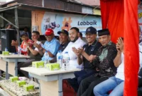 Wali Kota Padang Fadly Amran menyaksikan semifinal Turnamen Sepak Bola PSTS Tabing U-14 Piala Wali Kota Padang di lapangan PSTS Tabing, Sabtu (15/8/2026). (Foto: Pemko Padang)