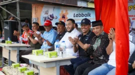 Wali Kota Padang Fadly Amran menyaksikan semifinal Turnamen Sepak Bola PSTS Tabing U-14 Piala Wali Kota Padang di lapangan PSTS Tabing, Sabtu (15/8/2026). (Foto: Pemko Padang)