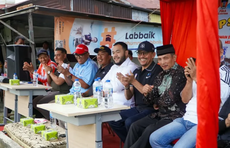 Wali Kota Padang Fadly Amran menyaksikan semifinal Turnamen Sepak Bola PSTS Tabing U-14 Piala Wali Kota Padang di lapangan PSTS Tabing, Sabtu (15/8/2026). (Foto: Pemko Padang)
