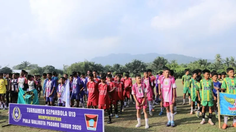 Sebanyak 24 tim mengikuti Turnamen Sepak Bola U-13 Piala Wali Kota Padang 2026 di Lapangan Sepak Bola Kampung Pisang, Kelurahan Batipuh Panjang, Kecamatan Koto Tangah, Minggu (30/8/2026). (Foto: Pemko Padang)
