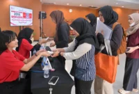 Sejumlah warga mengambil undangan HUT ke-81 RI di Gedung Krida Bhakti, Kementerian Sekretariat Negara, Jakarta, Sabtu (15/8/2026). (Foto: BPMI Setpres)