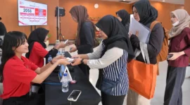 Sejumlah warga mengambil undangan HUT ke-81 RI di Gedung Krida Bhakti, Kementerian Sekretariat Negara, Jakarta, Sabtu (15/8/2026). (Foto: BPMI Setpres)
