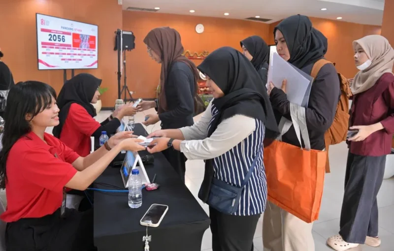 Sejumlah warga mengambil undangan HUT ke-81 RI di Gedung Krida Bhakti, Kementerian Sekretariat Negara, Jakarta, Sabtu (15/8/2026). (Foto: BPMI Setpres)