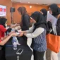Sejumlah warga mengambil undangan HUT ke-81 RI di Gedung Krida Bhakti, Kementerian Sekretariat Negara, Jakarta, Sabtu (15/8/2026). (Foto: BPMI Setpres)