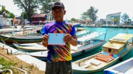 Salah seorang nelayan di Kepulauan Seribu memperlihatkan undangan dari Presiden Prabowo untuk menghadiri Upacara HUT ke-81 Kemerdekaan RI di Istana Merdeka pada 17 Agustus 2026. (Foto: BPMI Setpres)