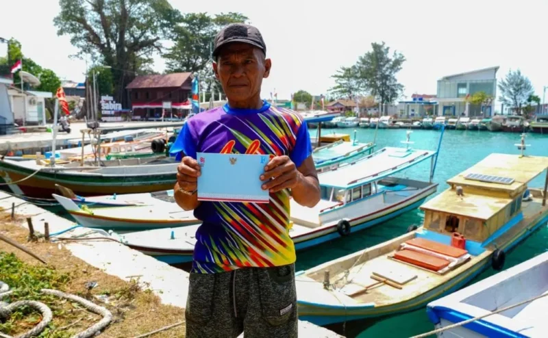 Salah seorang nelayan di Kepulauan Seribu memperlihatkan undangan dari Presiden Prabowo untuk menghadiri Upacara HUT ke-81 Kemerdekaan RI di Istana Merdeka pada 17 Agustus 2026. (Foto: BPMI Setpres)