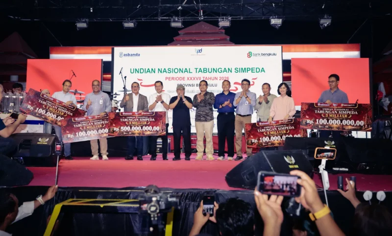 Asosiasi Bank Pembangunan Daerah (Asbanda) bersama Bank Bengkulu menggelar malam puncak Penarikan Undian Nasional Tabungan Simpeda Tahun XXXVII-2026, di Halaman Kantor Gubernur Bengkulu, Jumat (21/8/2026).