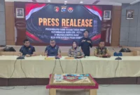 Kabid Humas Polda Sumbar Kombes Pol Susmelawati didampingi Kasubdit 4 Tipidter Ditreskrimsus, AKBP Octa Rahmansyah saat konferensi pers di Mapolda Sumbar, Jumat (21/8/2026). (Foto: Polda Sumbar)