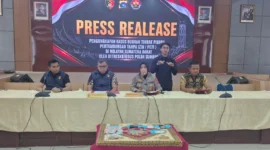Kabid Humas Polda Sumbar Kombes Pol Susmelawati didampingi Kasubdit 4 Tipidter Ditreskrimsus, AKBP Octa Rahmansyah saat konferensi pers di Mapolda Sumbar, Jumat (21/8/2026). (Foto: Polda Sumbar)