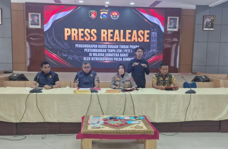 Kabid Humas Polda Sumbar Kombes Pol Susmelawati didampingi Kasubdit 4 Tipidter Ditreskrimsus, AKBP Octa Rahmansyah saat konferensi pers di Mapolda Sumbar, Jumat (21/8/2026). (Foto: Polda Sumbar)