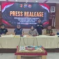 Kabid Humas Polda Sumbar Kombes Pol Susmelawati didampingi Kasubdit 4 Tipidter Ditreskrimsus, AKBP Octa Rahmansyah saat konferensi pers di Mapolda Sumbar, Jumat (21/8/2026). (Foto: Polda Sumbar)