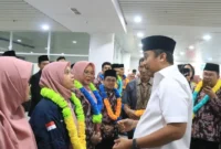 Wagub Sumbar Vasko Ruseimy menyambut kedatangan kafilah Korpri di BIM, Minggu (30/8/2026) malam. (Foto: ADPSB)