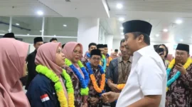 Wagub Sumbar Vasko Ruseimy menyambut kedatangan kafilah Korpri di BIM, Minggu (30/8/2026) malam. (Foto: ADPSB)
