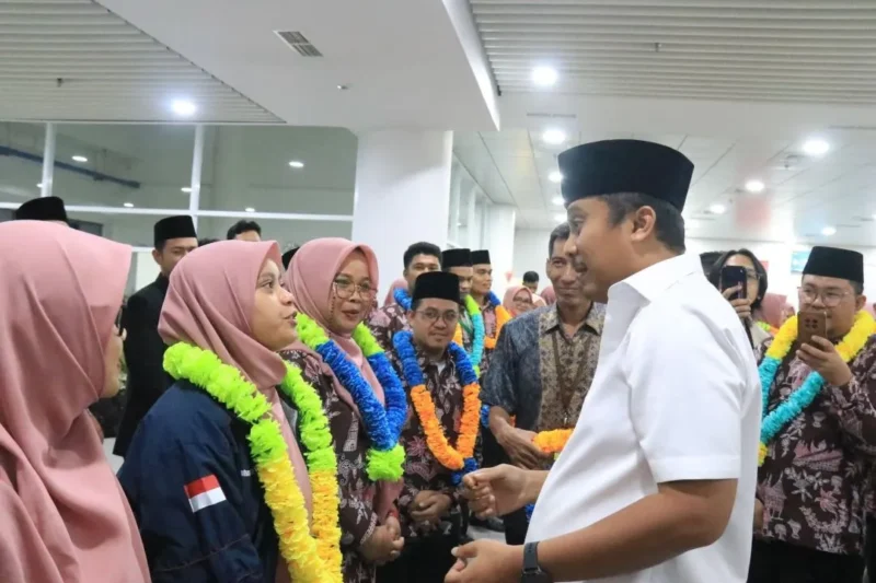 Wagub Sumbar Vasko Ruseimy menyambut kedatangan kafilah Korpri di BIM, Minggu (30/8/2026) malam. (Foto: ADPSB)