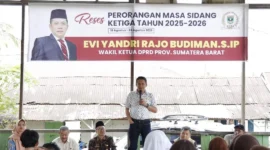 Wakil Ketua DPRD Padang Evi Yandri Rajo Budiman saat reses di SMAN 17 Padang, Kamis (20/8/2026). (Foto: Ist)