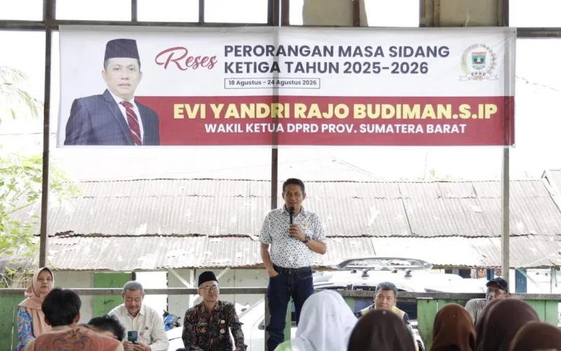 Wakil Ketua DPRD Padang Evi Yandri Rajo Budiman saat reses di SMAN 17 Padang, Kamis (20/8/2026). (Foto: Ist)