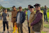 Wakil Wali Kota Padang Maigus Nasir mendampingi Sestama BNPB Rustian meninjau wilayah terdampak banjir bandang di kawasan Lapau Munggu, Kuranji. (Foto: Pemko Padang)