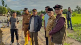 Wakil Wali Kota Padang Maigus Nasir mendampingi Sestama BNPB Rustian meninjau wilayah terdampak banjir bandang di kawasan Lapau Munggu, Kuranji. (Foto: Pemko Padang)