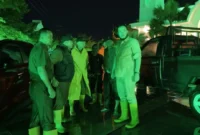 Wali Kota Padang Fadly Amran meninjau salah satu titik banjir di Kota Padang. (Foto: Pemko Padang)