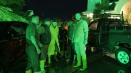 Wali Kota Padang Fadly Amran meninjau salah satu titik banjir di Kota Padang. (Foto: Pemko Padang)