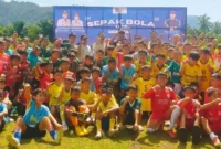 Turnamen sepak bola U-12 memperebutkan trofi Wali Kota Padang resmi digelar di Lapangan Kompak FC, Sabtu (15/8/2026). (Foto: Pemko Padang)