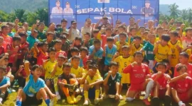 Turnamen sepak bola U-12 memperebutkan trofi Wali Kota Padang resmi digelar di Lapangan Kompak FC, Sabtu (15/8/2026). (Foto: Pemko Padang)