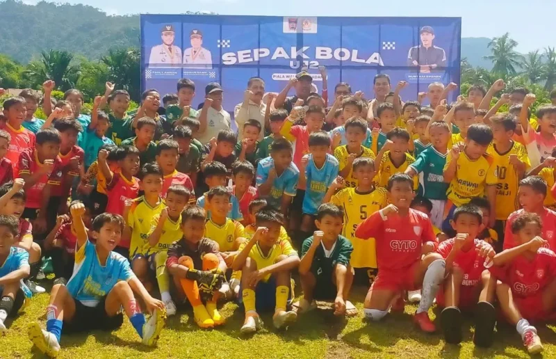 Turnamen sepak bola U-12 memperebutkan trofi Wali Kota Padang resmi digelar di Lapangan Kompak FC, Sabtu (15/8/2026). (Foto: Pemko Padang)