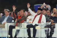 Wali Kota Padang Fadly Amran menyapa peserta Festival Telong-Telong saat melewati panggung utama. (Foto: Pemko Padang)