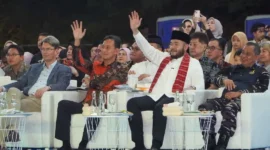 Wali Kota Padang Fadly Amran menyapa peserta Festival Telong-Telong saat melewati panggung utama. (Foto: Pemko Padang)
