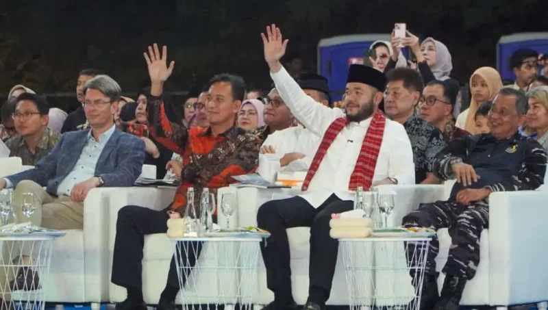 Wali Kota Padang Fadly Amran menyapa peserta Festival Telong-Telong saat melewati panggung utama. (Foto: Pemko Padang)