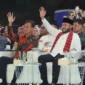 Wali Kota Padang Fadly Amran menyapa peserta Festival Telong-Telong saat melewati panggung utama. (Foto: Pemko Padang)