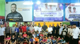Wali Kota Padang, Fadly Amran membuka ajang Wali Kota Padang Cup Badminton Open 2026 di Hall Badminton One Group, Jalan Ulu Gadut, Selasa (25/8/2026). (Foto: Pemko Padang)