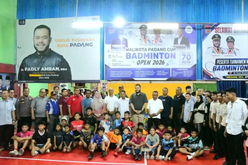 Wali Kota Padang, Fadly Amran membuka ajang Wali Kota Padang Cup Badminton Open 2026 di Hall Badminton One Group, Jalan Ulu Gadut, Selasa (25/8/2026). (Foto: Pemko Padang)