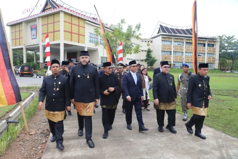 Wali Kota Padang Fadly Amran bersama Wakil Wali Maigus Nasir, Ketua DPRD Padang Muharlion dan saat akan mengikuti Rapat Paripurna Istimewa DPRD Padang.
