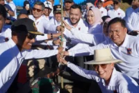 Wali Kota Padang Fadly Amran bersama Wali Kota Hildesheim Ingo Meyer melakukan penanaman pohon di kawasan Batang Arau. (Foto: Pemko Padang) 