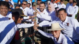 Wali Kota Padang Fadly Amran bersama Wali Kota Hildesheim Ingo Meyer melakukan penanaman pohon di kawasan Batang Arau. (Foto: Pemko Padang) 