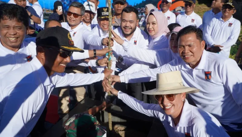Wali Kota Padang Fadly Amran bersama Wali Kota Hildesheim Ingo Meyer melakukan penanaman pohon di kawasan Batang Arau. (Foto: Pemko Padang) 